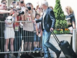 El entrenador holandés Bert van Marwijk da autógrafos a la salida del hotel en Cracovia, Polonia. EFE  /