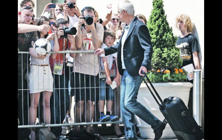 El entrenador holandés Bert van Marwijk da autógrafos a la salida del hotel en Cracovia, Polonia. EFE  /