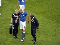 Giorgio Chiellini sale de la cancha con ayuda de los médicos en el partido de la Eurocopa 2012 contra Irlanda. EFE  /