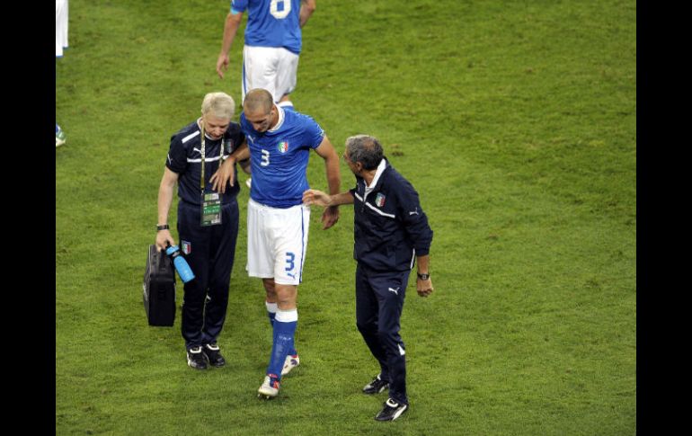 Giorgio Chiellini sale de la cancha con ayuda de los médicos en el partido de la Eurocopa 2012 contra Irlanda. EFE  /