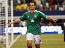 El técnico considera que Javier Hernández 'va en camino' a escribir grandes cosas en su historia. ARCHIVO  /