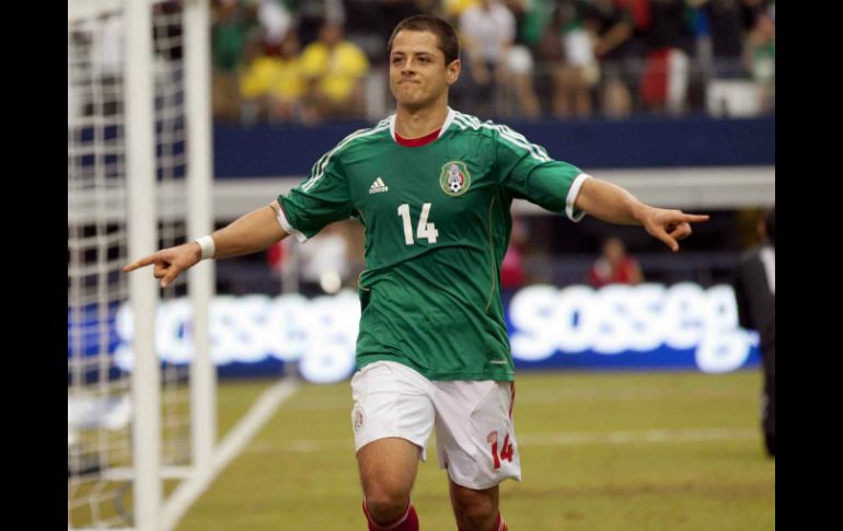 El técnico considera que Javier Hernández 'va en camino' a escribir grandes cosas en su historia. ARCHIVO  /