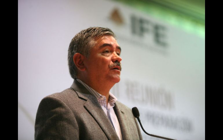 Leonardo Valdés, consejero presidente del IFE, señaló que el organismo rector de las elecciones trabaja apegado a la Ley. ARCHIVO  /