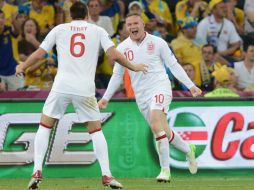 Rooney festeja su anotación con su compañero de equipo John Terry. AFP  /