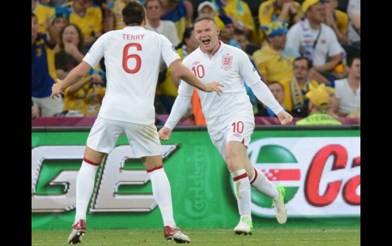 Rooney festeja su anotación con su compañero de equipo John Terry. AFP  /