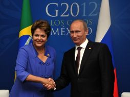 El Presidente de Rusia, Vladimir Putin, saluda a la Presidenta de Brasil, Dila Rousseff, en el segundo día de la Cumbre del G-20. AFP  /