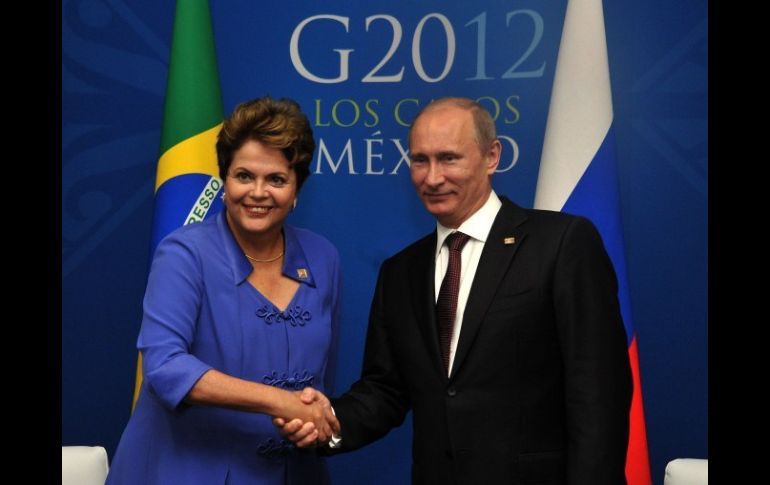 El Presidente de Rusia, Vladimir Putin, saluda a la Presidenta de Brasil, Dila Rousseff, en el segundo día de la Cumbre del G-20. AFP  /