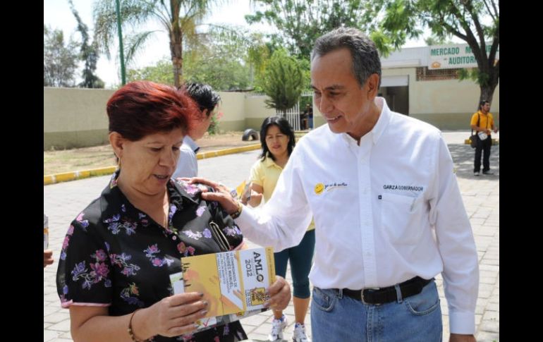 El ex alcalde de Guadalajara reparte volantes a las afueras del Mercado Auditorio. ESPECIAL  /