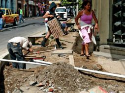 Las esquinas de las banquetas en los cruces de calle seguirán siendo ampliadas para aumentar el espacio peatonal. ARCHIVO  /