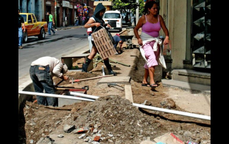 Las esquinas de las banquetas en los cruces de calle seguirán siendo ampliadas para aumentar el espacio peatonal. ARCHIVO  /