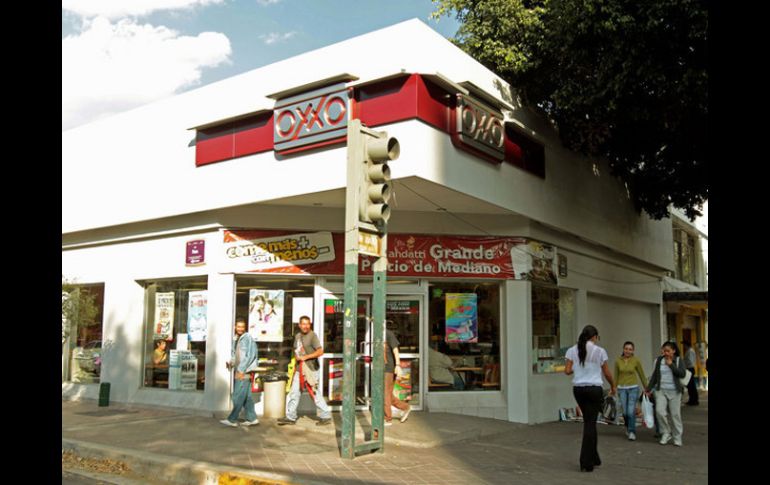 Los ciudadanos que voten y asistan a sucursales de tienas OXXO recibirán un café andatti americano o capuchino mediano gratis. ARCHIVO  /