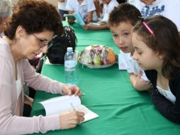 La escritora Silvia Molina saludó a sus lectores en las escuelas de INFOlectura.  /