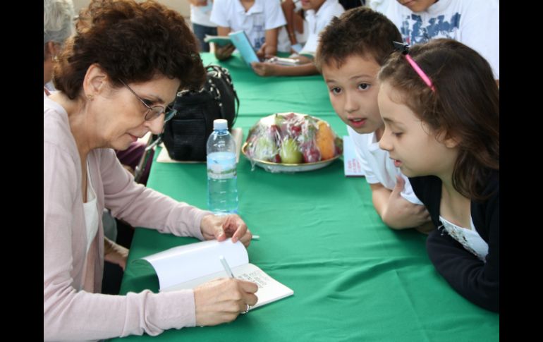 La escritora Silvia Molina saludó a sus lectores en las escuelas de INFOlectura.  /