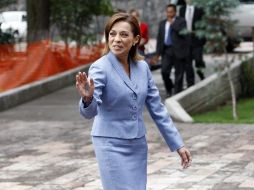 Josefina Vázquez Mota saluda a su llegada a la sede de la CDHDF para participar en el debate #YoSoy132. EFE  /