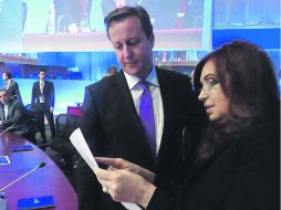 INSISTE. Cristina Fernández muestra  David Cameron algunas resoluciones tomadas por la ONU sobre las Islas Malvinas. REUTERS  /