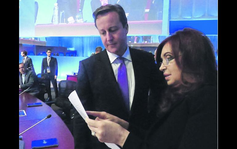 INSISTE. Cristina Fernández muestra  David Cameron algunas resoluciones tomadas por la ONU sobre las Islas Malvinas. REUTERS  /