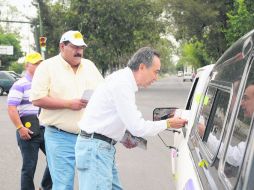 Garza repartió ayer trípticos con propaganda de su campaña en el cruce de las avenidas Federalismo y Periférico Norte.ESPECIAL  /