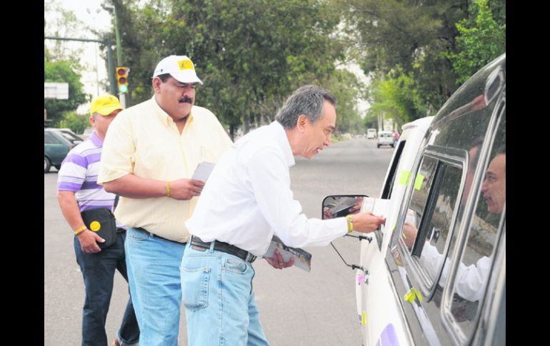 Garza repartió ayer trípticos con propaganda de su campaña en el cruce de las avenidas Federalismo y Periférico Norte.ESPECIAL  /