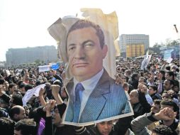 Miles de egipcios se reúnen en la Plaza Tahrir, en El Cairo, para rechazar la disolución del Parlamento. REUTERS  /