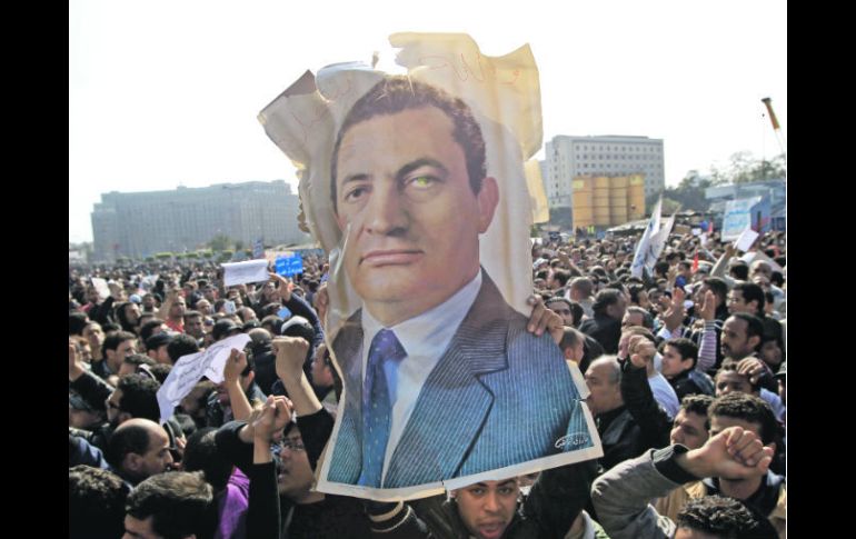 Miles de egipcios se reúnen en la Plaza Tahrir, en El Cairo, para rechazar la disolución del Parlamento. REUTERS  /