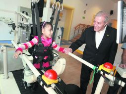 Fernando Guzmán realizó un recorrido por las instalaciones del Centro de Rehabilitación Integral Teletón. ESPECIAL  /