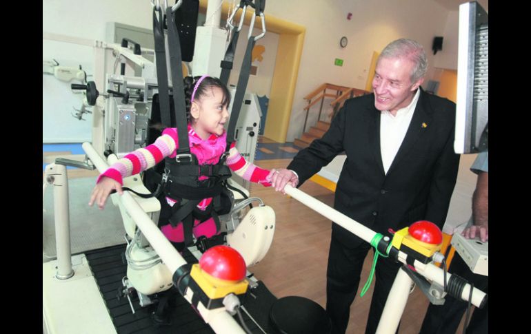 Fernando Guzmán realizó un recorrido por las instalaciones del Centro de Rehabilitación Integral Teletón. ESPECIAL  /