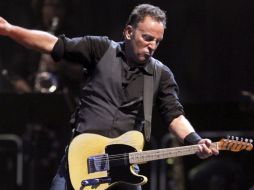 El cantante estadounidense Bruce Springsteen en un momento de su actuación en el concierto, que ha dado en su gira española. EFE  /