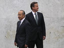 Felipe Calderón (izq) y David Cameron (der) en la ceremonia de bienvenida en Los Pinos. AP  /