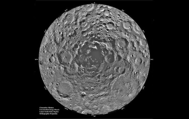 Vista del polo sur de la Luna donde se ubica el cráter Shackleton como el más cercano a su centro. NASA  /