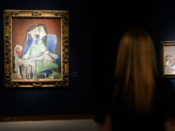 La casa Christie's de Londres subastó pinturas de Picasso, como 'Mujer sentada' y ' Mujer con perro'. AFP  /