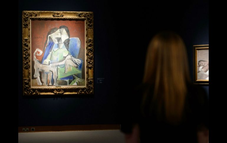 La casa Christie's de Londres subastó pinturas de Picasso, como 'Mujer sentada' y ' Mujer con perro'. AFP  /