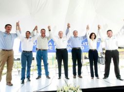 Los candidatos panistas, con Fernando Guzmán al centro, dieron a conocer su proyecto metropolitano para mejorar el transporte. ESPECIAL  /