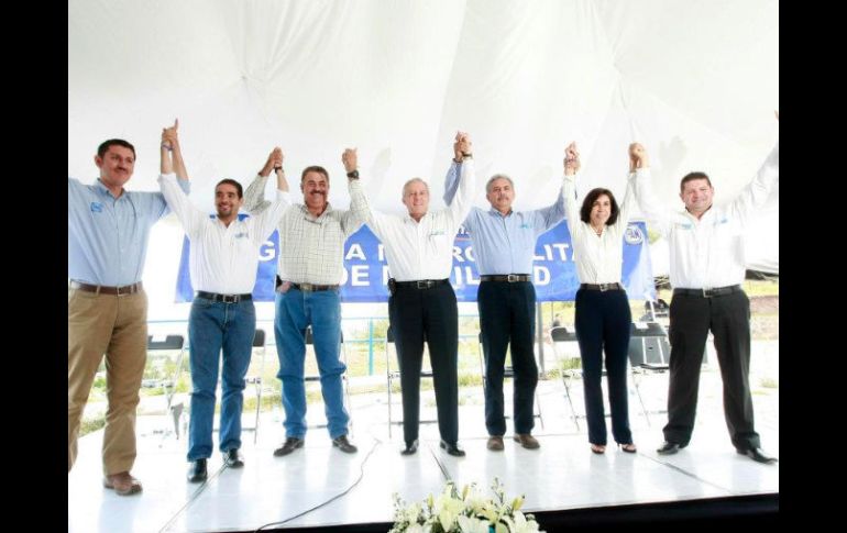 Los candidatos panistas, con Fernando Guzmán al centro, dieron a conocer su proyecto metropolitano para mejorar el transporte. ESPECIAL  /