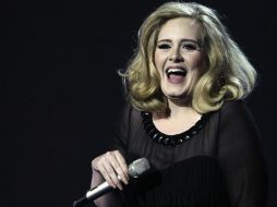 Adele declaró que los problemas de su vida amorosa la llevaron a depender de la bebida. ARCHIVO  /