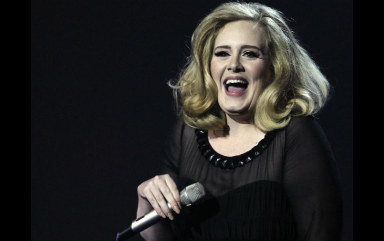 Adele declaró que los problemas de su vida amorosa la llevaron a depender de la bebida. ARCHIVO  /