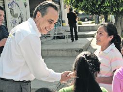 Fernando Garza acudió ayer a la Colonia El Colli, en donde escuchó las principales demandas de los vecinos. ESPECIAL  /