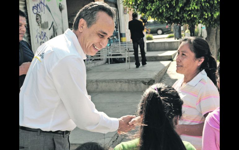 Fernando Garza acudió ayer a la Colonia El Colli, en donde escuchó las principales demandas de los vecinos. ESPECIAL  /