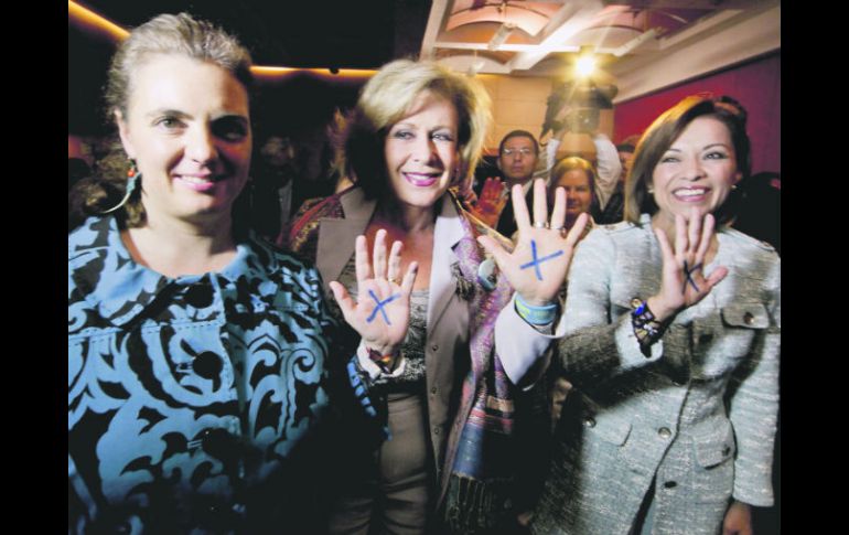 Josefina Vázquez Mota (derecha) posa con Paola Migoya y Laura Zapata, integrantes de Opción Ciudadana. EL UNIVERSAL  /