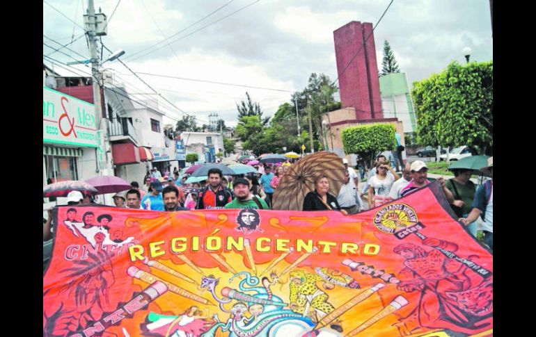 Profesores de la CETEG recorren las calles de Chilpancingo para agradecer a la ciudadanía el apoyo a su movimiento. EL UNIVERSAL  /