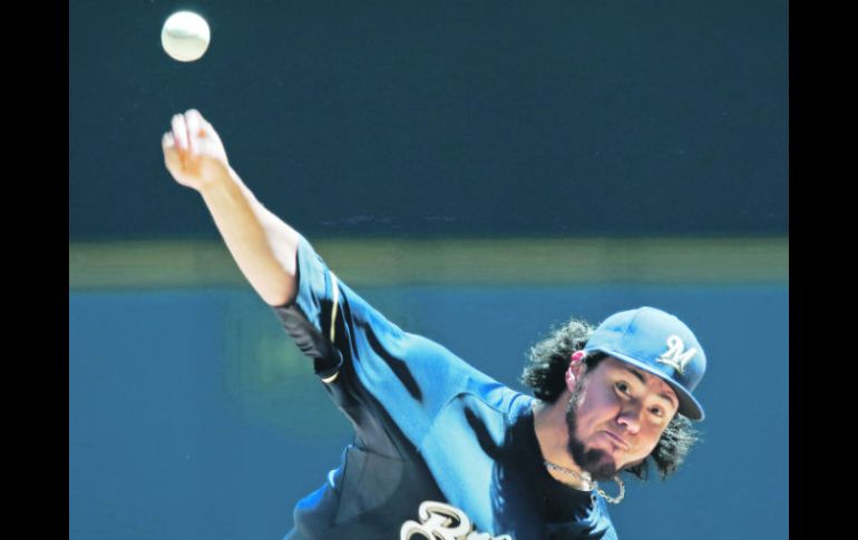 Sólido en la lomita. Yovani Gallardo lanza frente a los Azulejos. AP  /