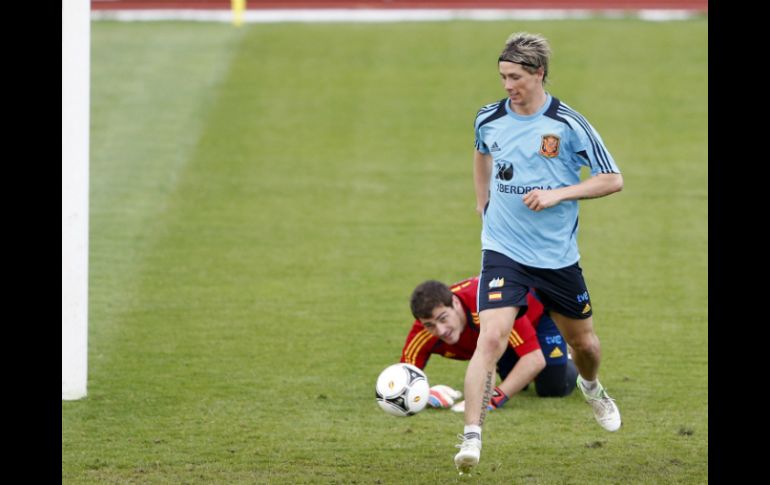 Torres (delante) marca ante el guardameta Iker Casillas, durante el entrenamiento del equipo en Gniewino. EFE  /