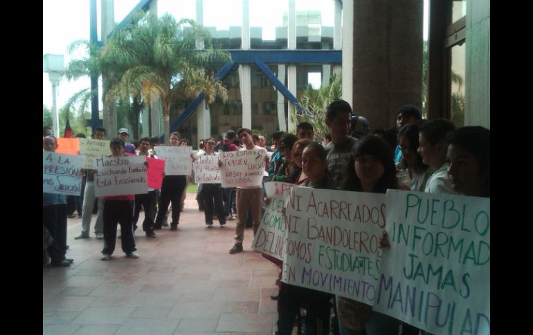 Maestros y alumnos del COBAEJ se manifiestan en las afueras de la SEJ, permanecerán todo el día.  /