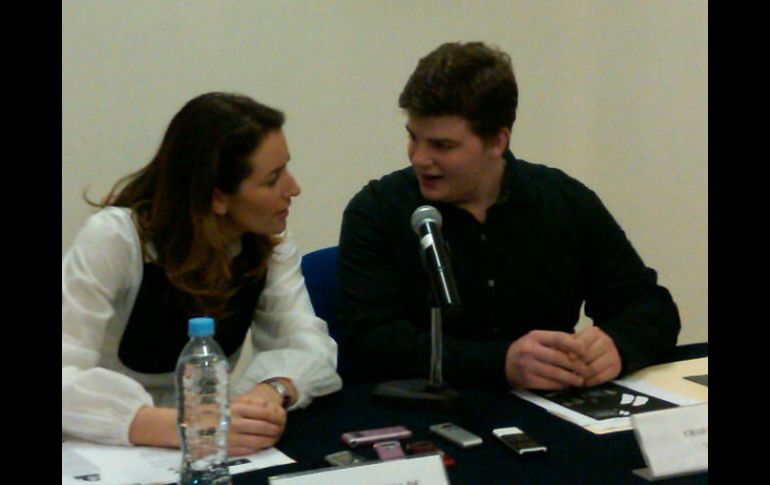 Alondra de la Parra y Chad Hoopes durante la conferencia de prensa.  /