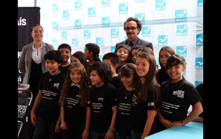 Gabriel Quadri de la Torre se reúne con los niños de la asociación Nuestro México del Futuro en su casa de campaña. NTX  /