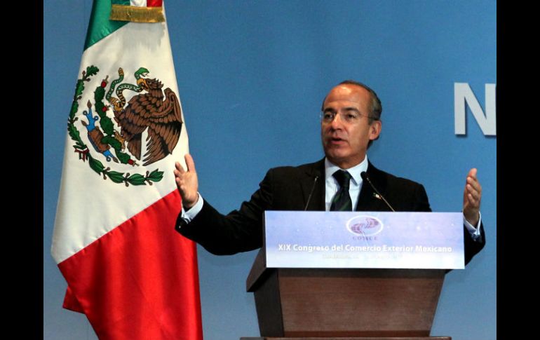 El Presidente Felipe Calderón pidió ayudar a los damnificados con ''imparcialidad y sensibilidad social''. ARCHIVO  /