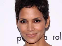 Halle Berry tiene pensado mudarse a París junto a su prometido, el actor francés Olivier Martínez. ARCHIVO  /