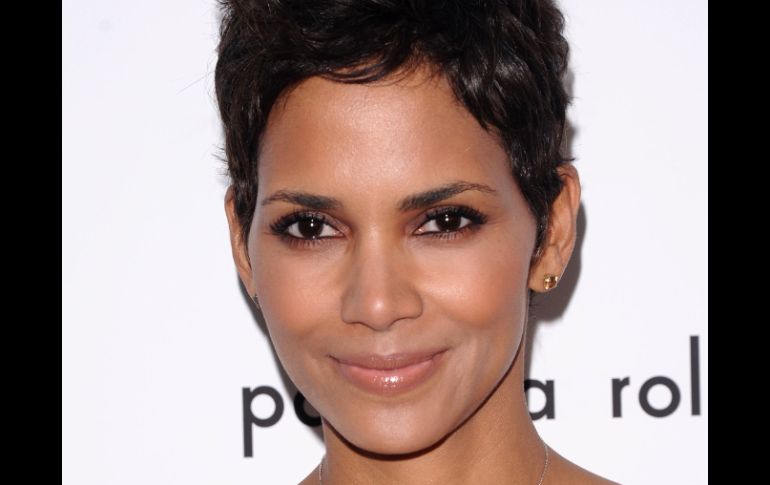 Halle Berry tiene pensado mudarse a París junto a su prometido, el actor francés Olivier Martínez. ARCHIVO  /