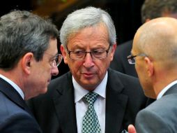 El presidente del Eurogrupo, Jean Claude Juncker (c) conversa en la reunión del Eurogrupo en la sede de la UE en Luxemburgo. EFE  /