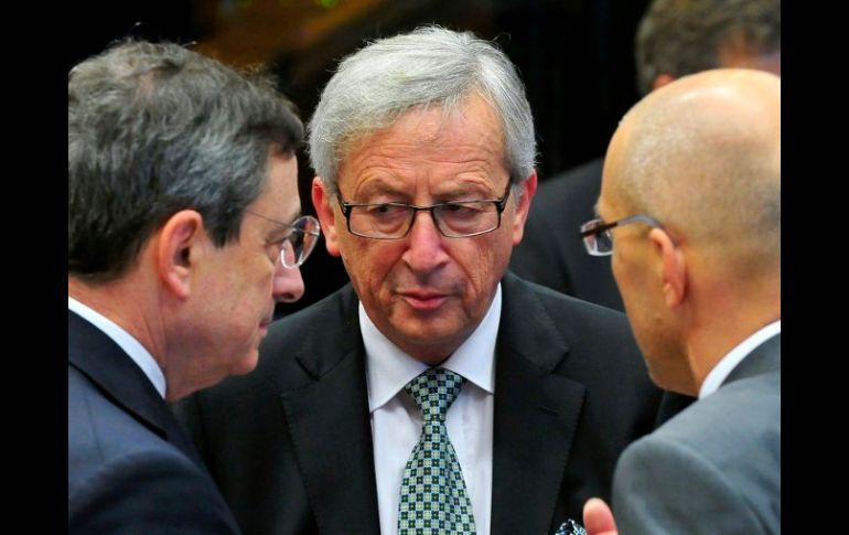 El presidente del Eurogrupo, Jean Claude Juncker (c) conversa en la reunión del Eurogrupo en la sede de la UE en Luxemburgo. EFE  /