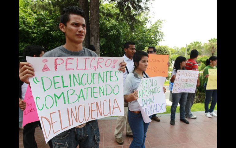 La COBAEJ se manifestó a las afueras de la SEJ para pedir la salida del director del plantel, Antonio Cabello.  /